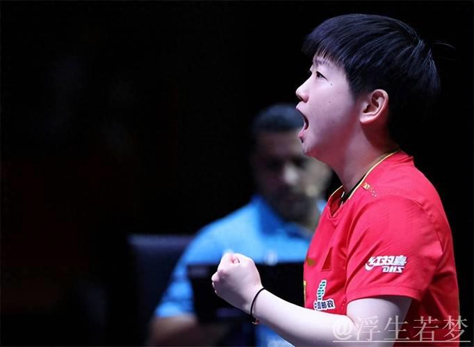 孙颖莎错失3赛点显无奈，王楚钦轻笑与黄镇廷畅聊